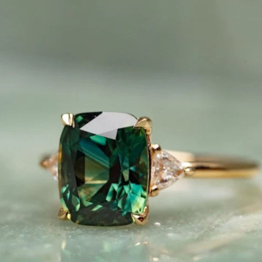 Bague en or avec pierre précieuse verte inspirée du vintage