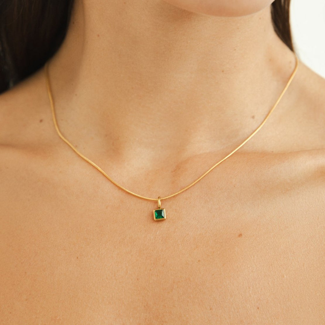 Collier Pendentif Carré avec Pierre de Naissance