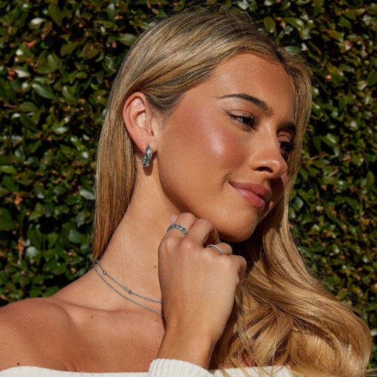 Boucles d'oreilles en forme de cercle tordues Sarah Silver