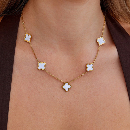 Collier en grappe de trèfle blanc