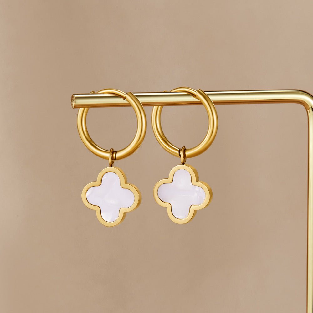 Boucles d'oreilles créoles en trèfle blanc