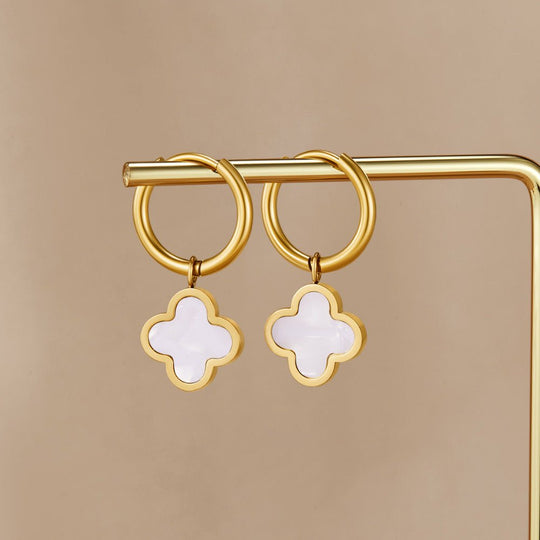 Boucles d'oreilles créoles en trèfle blanc