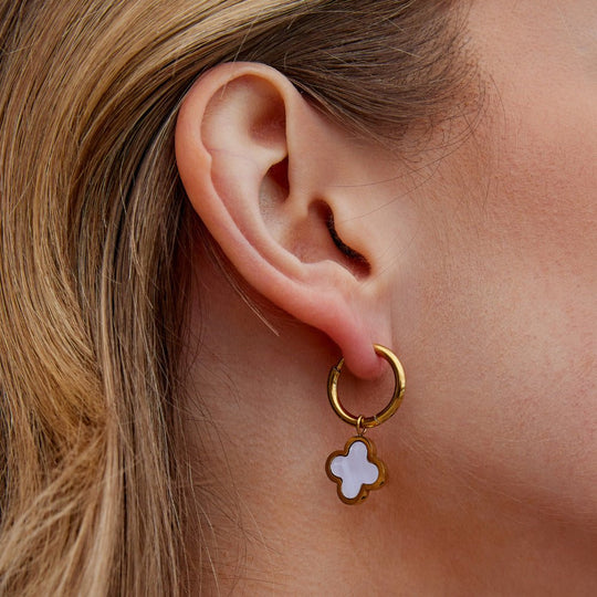 Boucles d'oreilles créoles en trèfle blanc