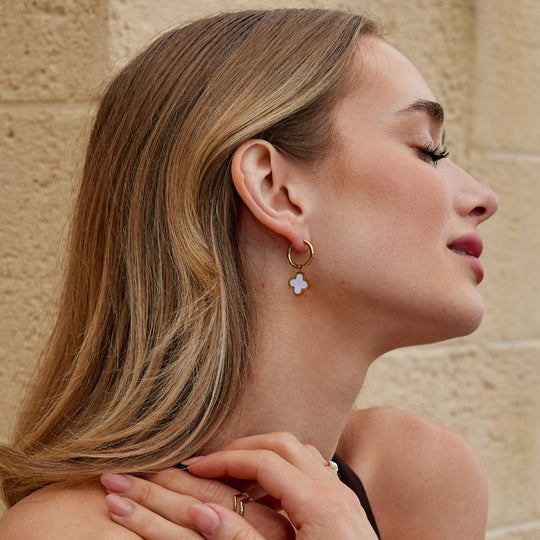 Boucles d'oreilles créoles en trèfle blanc