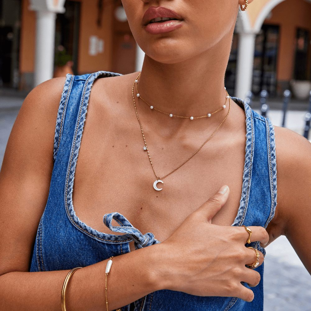 Collier en forme de croissant blanc